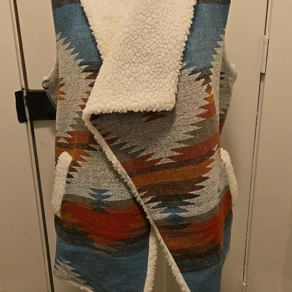 Veveret Southwestern Patterned Vest with Sherpa Lining - Picture 2 of 8
